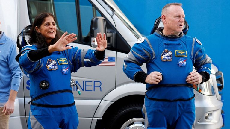 Los astronautas Suni Williams y Barry Wilmore comparecen antes de su partida hacia la EEI el pasado junio