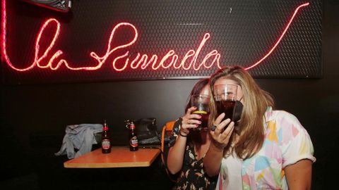 Los primeros clientes en la reactivacin del ocio nocturno en el pub La Pomada de Pontevedra