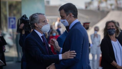 Pedro Sánchez y el presidente del Cerde d'Economía, Javier Faus, se saludan este viernes en Barcelona