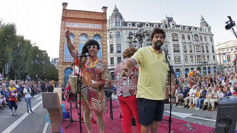 Carroza '"Teatro Falla de Cádiz" con la que los cuatro primeros premios del último Carnaval gaditano participan en la 67 edición del desfile del Día de América en Asturias, el más multitudinario de su historia con 3.000 figurantes recorriendo las calles de Oviedo.