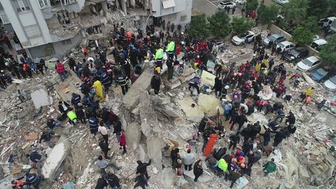 Restos de un edificio derrumbado por un terremoto en Turquía