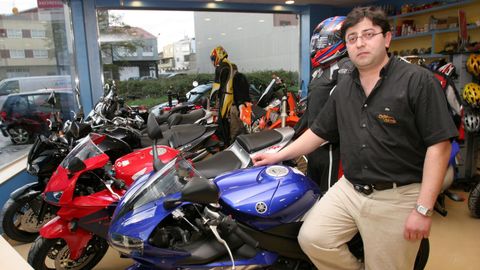 Miguel ngel Lorenzo, en una foto del 2005, en la tienda que tena de motos y bicis entre las calles Pan y Carlos Casares, y que ya no existe