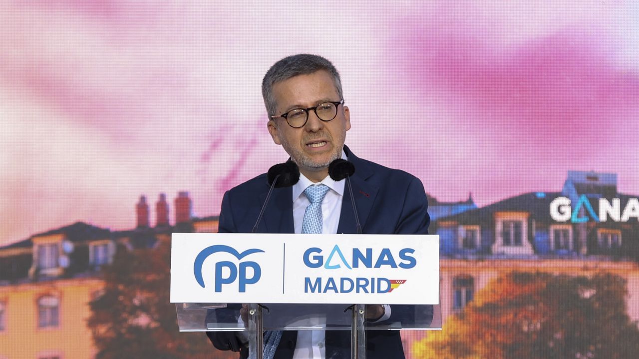 La alcaldesa recorre Elvia en bicicleta en el segundo da de campaa.Carlos Moedas, excomisario europeo, admirador de Ayuso y alcalde de Lisboa