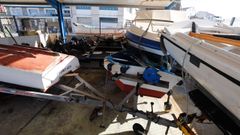 As quedaron algunas embarcaciones varadas en la marina seca de San Cibrao tras irrumpir el oleaje en el muelle