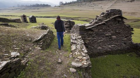Bajo nivel del agua en el embalse de Belesar debido a la sequía.