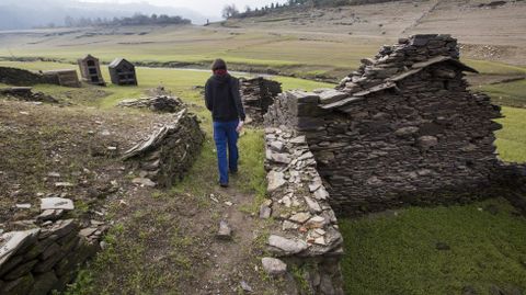 Bajo nivel del agua en el embalse de Belesar debido a la sequa. 