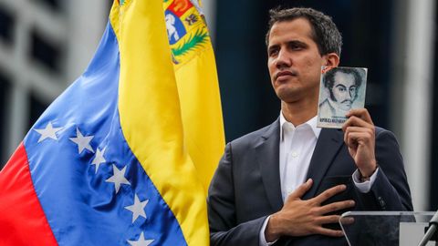 Guaid, con la Constitucin venezolana, tras asumir la presidencia interina en enero del 2019