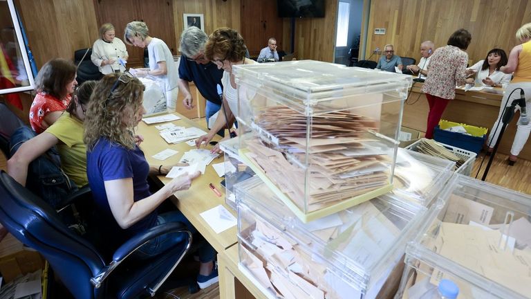 La coma en 18 páginas que deja sin voto a los nacionalizados por la «ley de nietos»