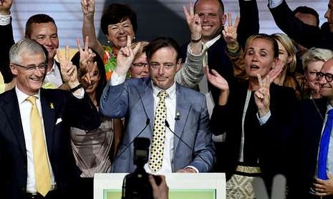 Bart de Wever (en el centro) celebra con su equipo el xito electoral del separatismo flamenco.