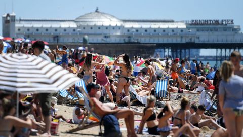 Playa de Brighton el 25 de junio