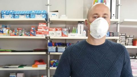Juan Diego Fernández López es el dueño de la librería O Bieteiro, en la parroquia de San Tirso