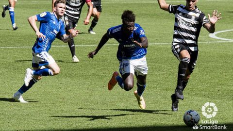 Obeng Viti Real Oviedo Cartagena Carlos Tartiere.Samuel Obeng trata de llevarse un baln durante el encuentro ante el Cartagena