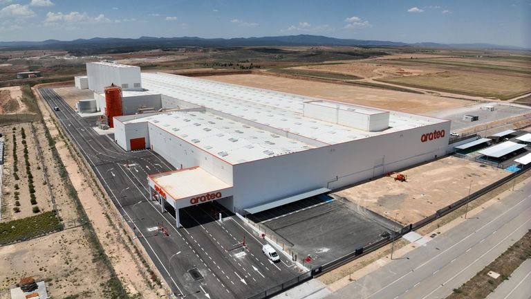 Arranca con 60 operarios la producción de Aratea, la fábrica de muebles participada por Finsa