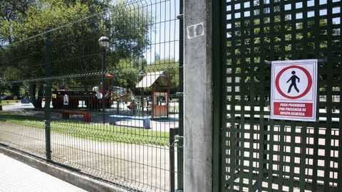 La zona de juegos del parque del Pasatiempo, cerrado por la presencia de la avispa velutina