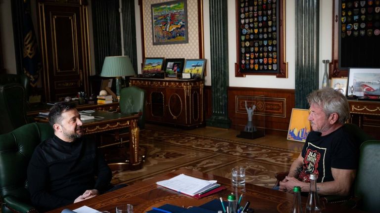 Sean Penn recibe en Ucrania un Óscar simbólico hecho con un vagón de tren dañado por Rusia