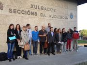 Los alumnos que presentaron la querella que ratificaron hoy en los juzgados 