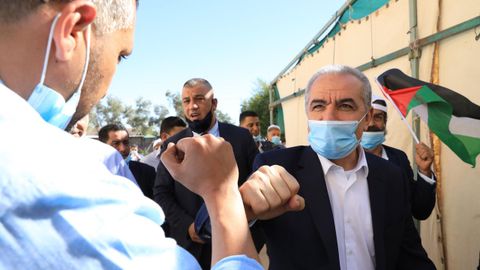 El primer ministro palestino, Mohamad Shtayyeh, a su llegada a la reunión de la OLP en el pueblo de Fasayil, en el valle del Jordán