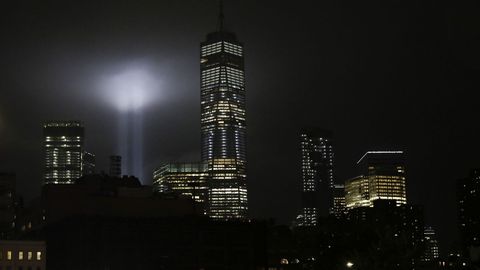 Vista de un tributo con luces que representa las torres gemelas junto al One World Trade Center en Manhattan.