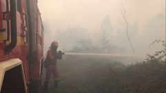Un miembro de la UME durante la extincin de un incendio forestal en Galicia