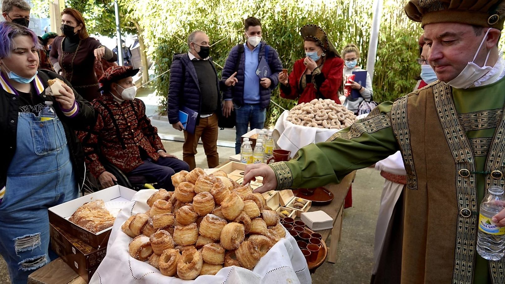 Presentacin de la fiesta de la Arribada en Baiona.Alfonso Rueda particip en el corte de la cinta de la segunda etapa de O Gran Camio, en Ames