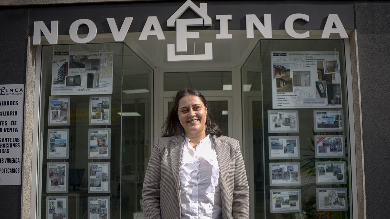 Cuarteles de la provincia con un nuevo destino.Patricia Lozano, diante da inmobiliaria que dirixe en Sarria