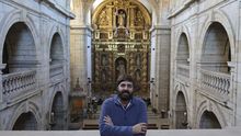 Buscando al narco entre el mar y las nubes.Fray Toms Garca, el nuevo prroco de Conxo, en la iglesia de la Merc