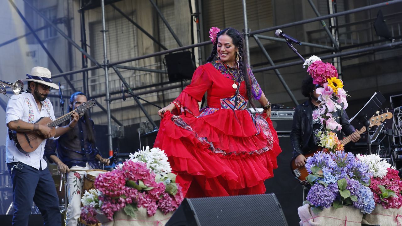 La visita del Juan Sebastin Elcano a A Corua.Lila Downs anoche en el escenario de la calle ribadense de San Roque