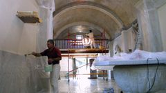 Obras de restauracin y pintado en la iglesia de Goins, en 2003