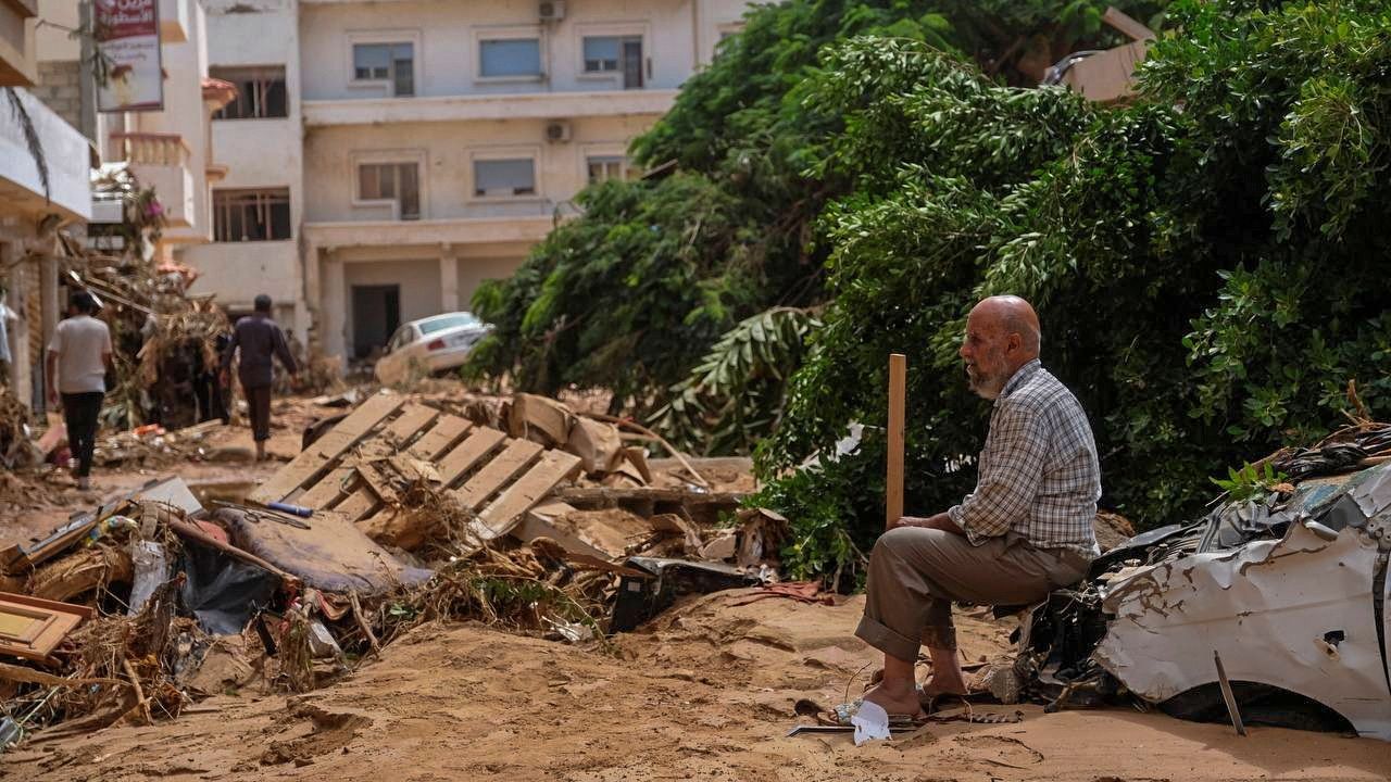 Los efectos del ciclón Daniel en la costa de Libia.Vladimir Putin durante su discurso en el Foro Económico Oriental.