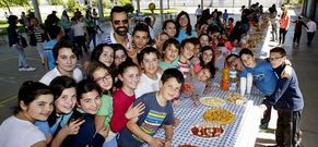 Alumnos, padres y profesores compartieron una comida familiar en el patio del Xos Pichel.