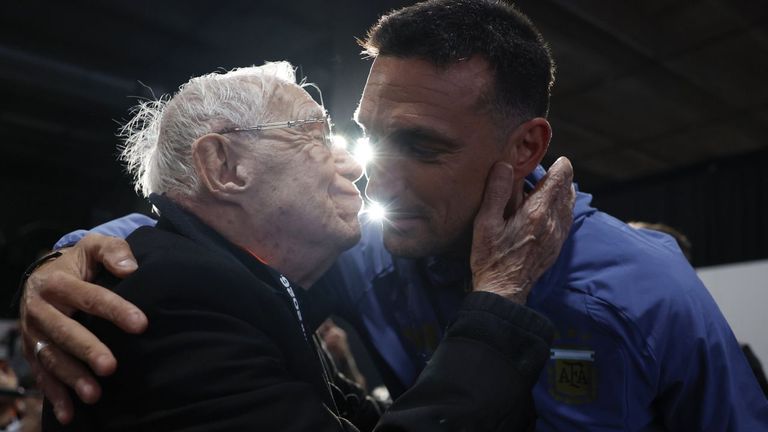 El comentarista argentino que es leyenda a los 91 años y cubre su 18 copa mundial