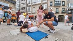 Los tres tcnicos en emergencias sanitarias, este jueves en la plaza de la Peregrina de Pontevedra, donde ensearon a hacer rcp para un estudio de investigacin