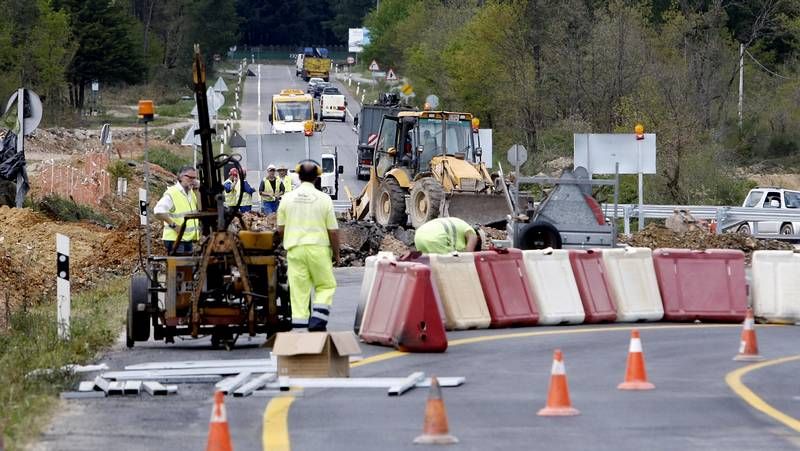 El embajador, Eugenio Mart�nez, segundo por la derecha y el c�nsul, Jos� Antonio Losada, primero por la izquierda, visitaron la casa natal de �ngel Castro en L�ncara.