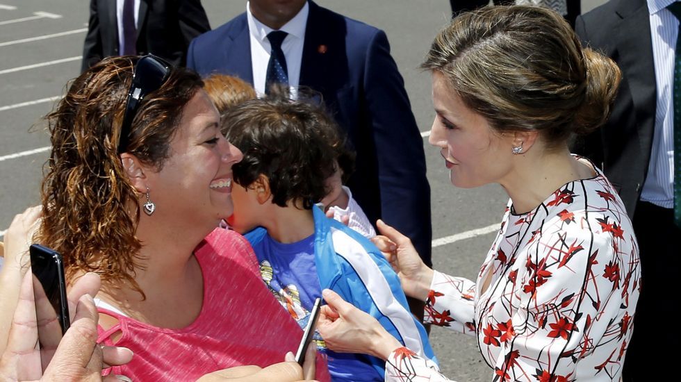 Letizia opt por su socorrido vestido de flores para sus primeros actos oficiales en Canarias. 