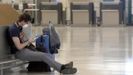 Un pasajero con mascarilla en el aeropuerto de Barajas, el pasado da 13