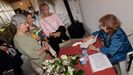 A investigadora Margarita Snchez Yez, asinando libros en San Sadurnio