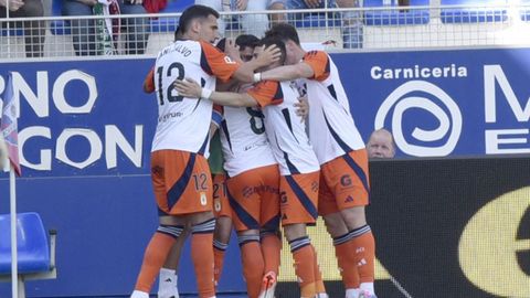 Los jugadores del Real Oviedo celebran el 0-1 de Cazorla al Huesca