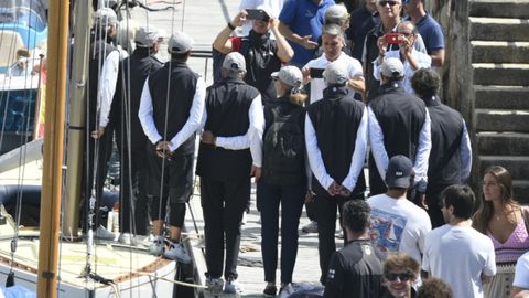 El emérito, la infanta y la tripulación del Bribón sacándose una foto