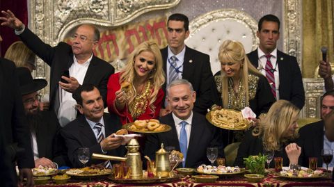 El primer ministro israel, Benjamin Netanyahu, y su mujer durante una celebracin en Israel. 11 de abril. 
