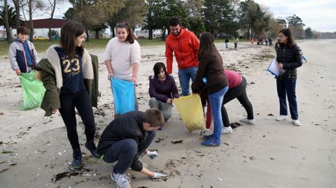  Limpieza en la playa de Barraa a cargo de 50 escolares dirigidas por el GALP Ra de Arousa