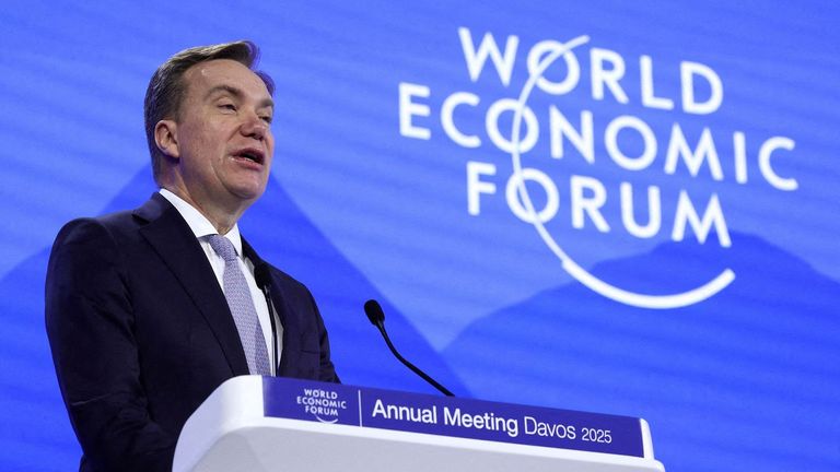 Dimite el presidente del Foro de Davos por sus vínculos con Epstein