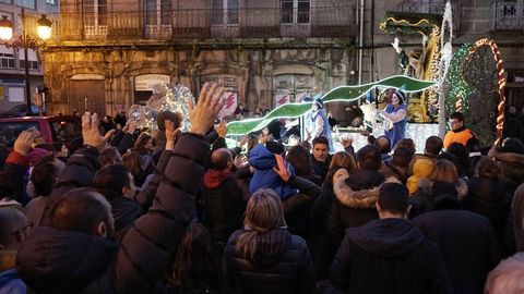 Miles de personas salieron a las calles de Ourense para recibir a sus majestades de Oriente pese al fro