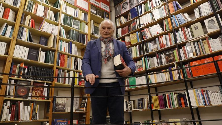 Rafael Silva, impulsor da libraría Follas Novas en Santiago