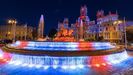 La fuente de Cibeles, en Madrid, iluminada con los colores de la bandera británica en señal de duelo. 