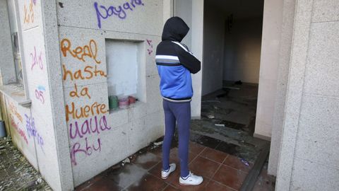 Un joven okupa frente a la vivienda que habita en Ferrol.