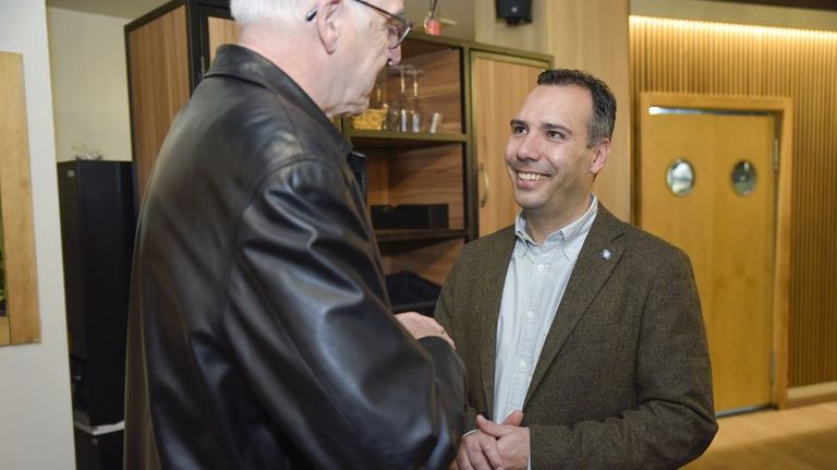 Jacobo Pérez, a la derecha de la foto, es el nuevo alcalde de Caldas