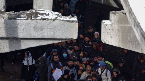 Miles de personas aguardan bajo un puente en Irpn 