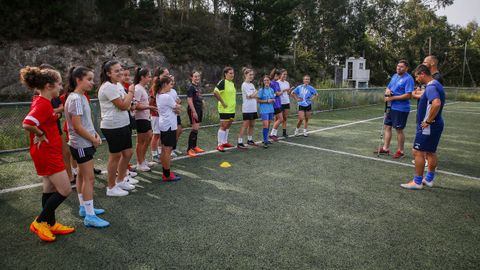 Clínic de fútbol femenino organizado por los clubes de fútbol de Porto do Son y Noia