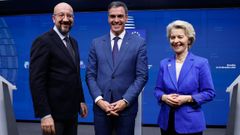 Pedro Sánchez, junto al presidente del Consejo Europeo, Charles Michel, y la presidenta de la Comisión Europea, Ursula von der Leyen.