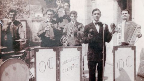 Foto de la orquesta Clipper, en la que Gerardo Deira tocaba el acorden, extrada del libro Msicos de Boiro de  Alberto Pieiro Berz